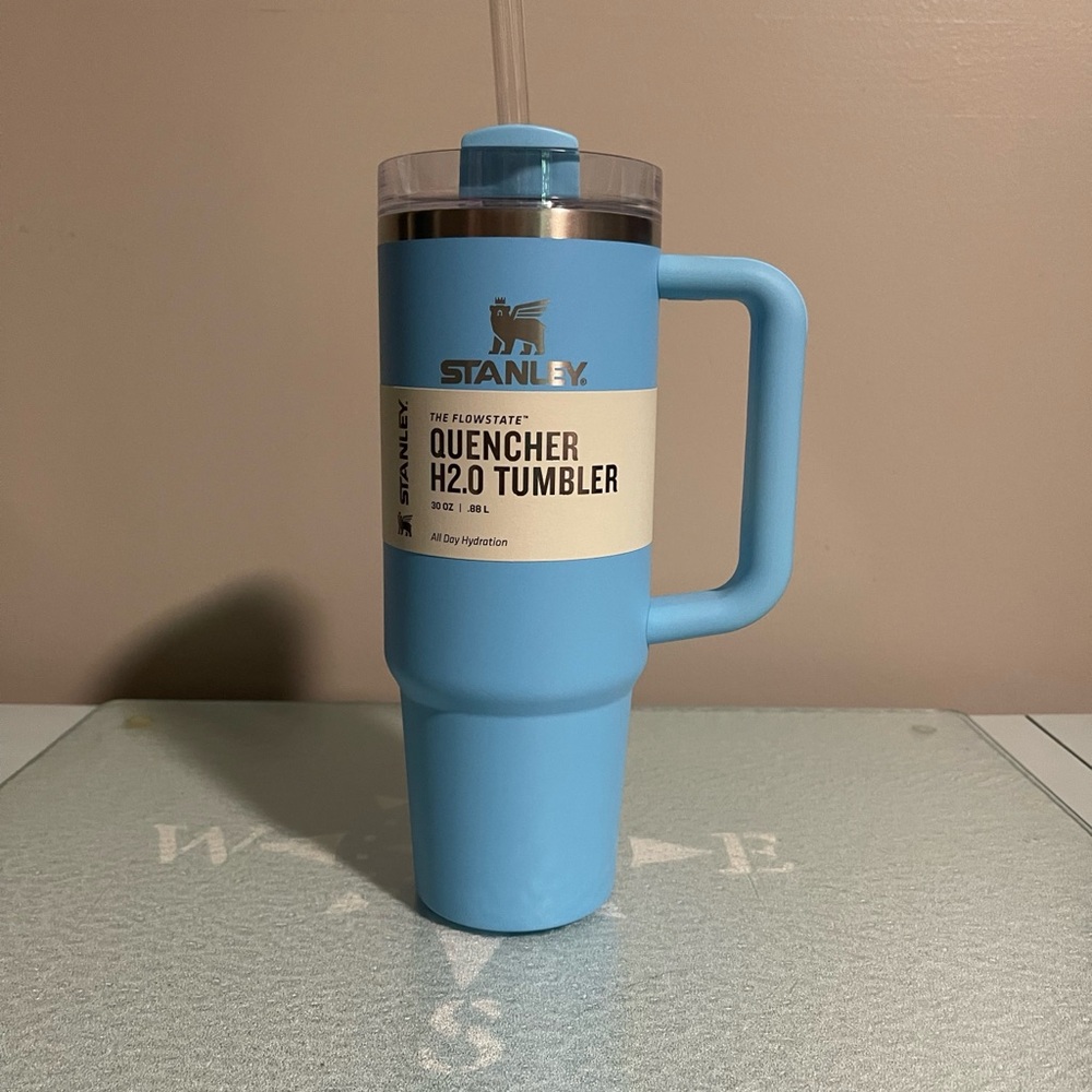 Stanley Flowstate Quencher H2.0 Tumbler 30 oz in the color Perspective Blue